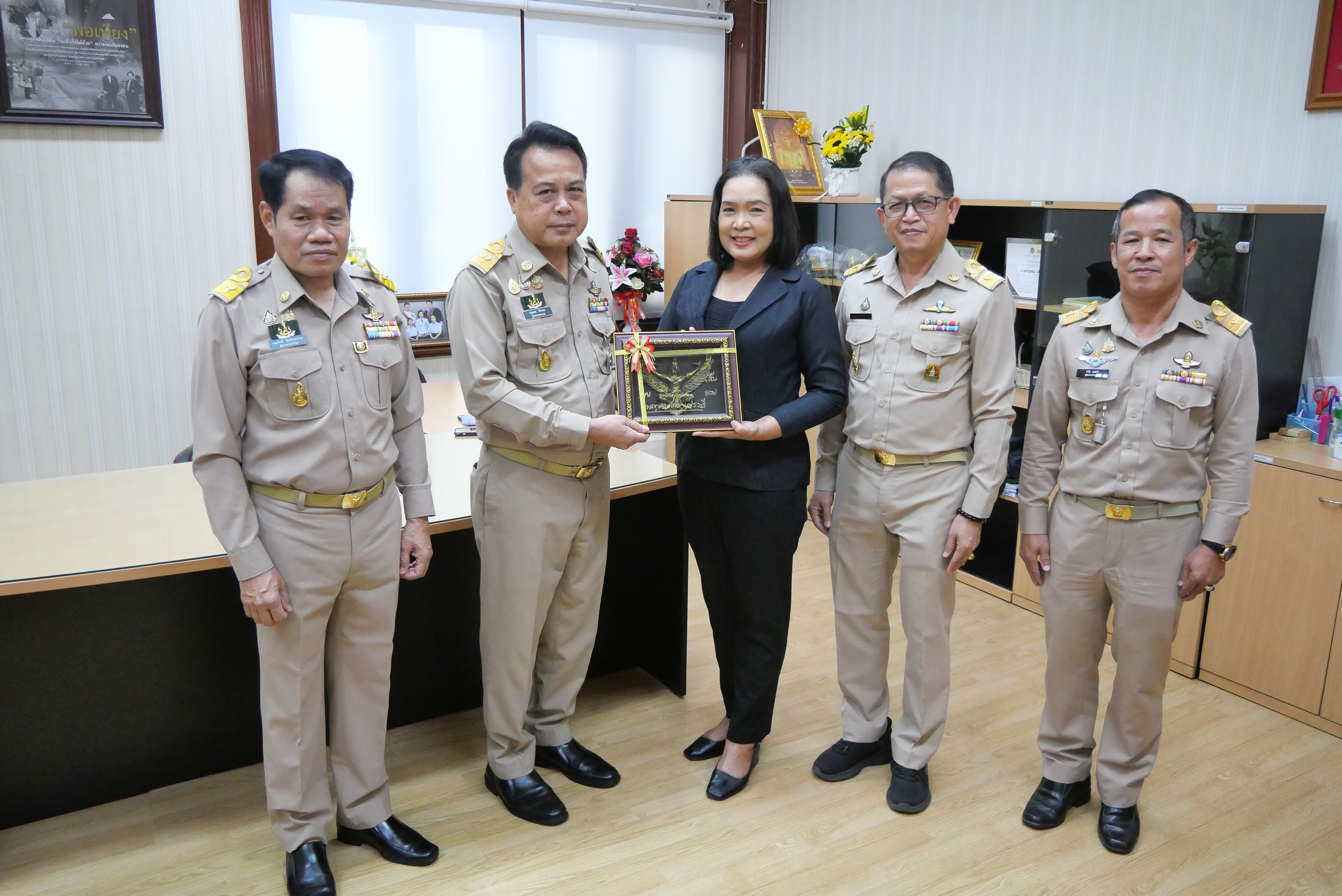 title - คณะผู้ตรวจราชการกรม ผู้อำนวยการสำนัก/กอง/ศูนย์/กลุ่ม ข้าราชการและเจ้าหน้าที่ ร่วมแสดงความยินดีแด่ รองเลขาธิการ ส.ป.ก. เนื่องในโอกาสเข้ารับตำแหน่งใหม่ 